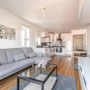  Apartment 2 Bed & 2 Bath Modern - Free Parking United Kingdom