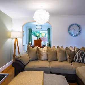 Beautiful House In South Cambridge, 14-min Drive To The Centre, Free Parking, No Sofabeds, Sleeps 6 Holiday home